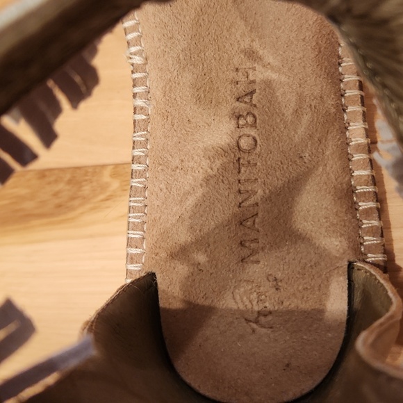 New Manitobah Mukluks Wasaga leather ankle sandals, metallic champage - Picture 8 of 8